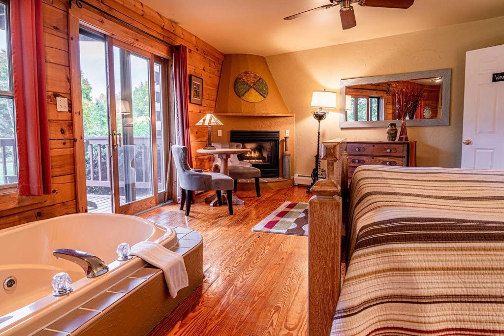 Point Au Roche Lodge プラッツバーグ エクステリア 写真