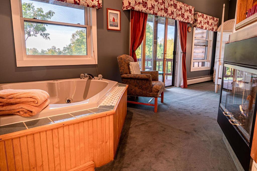 Point Au Roche Lodge プラッツバーグ エクステリア 写真